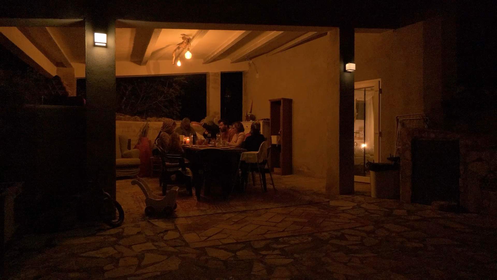 Abendessen unter dem Vordach