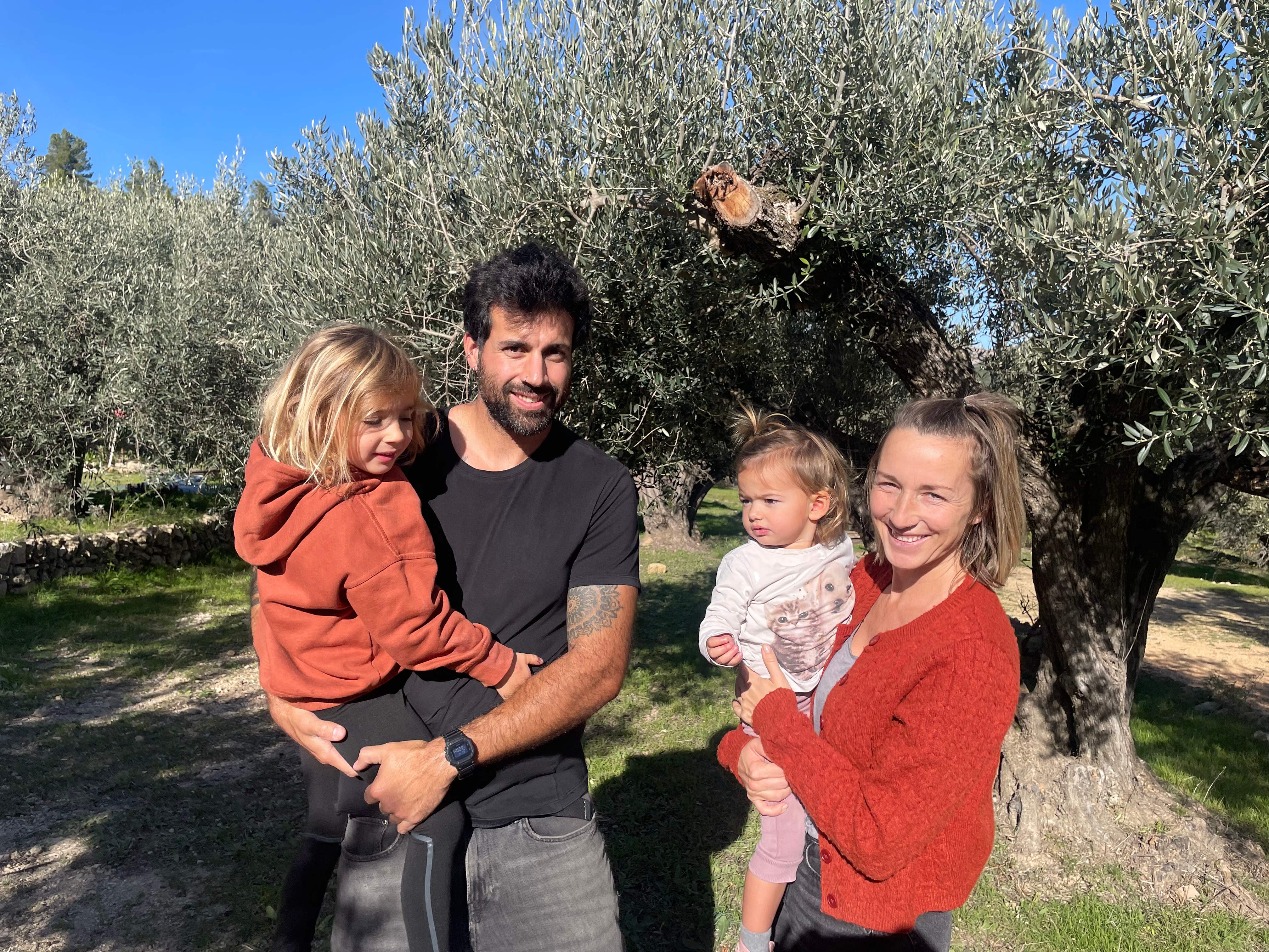Ela, David, Xavi und Alma im Olivenhain